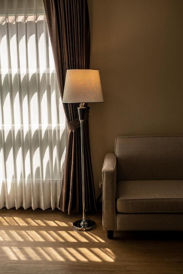 בנגקוק The Airport Courtyard Suvarnabhumi Airport מראה חיצוני תמונה A floor lamp
