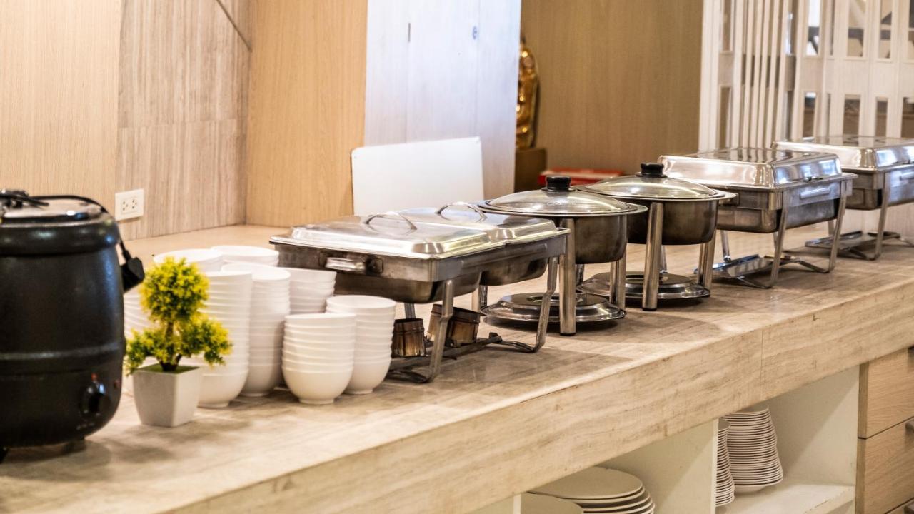 בנגקוק The Airport Courtyard Suvarnabhumi Airport מראה חיצוני תמונה A row of chafing dishes