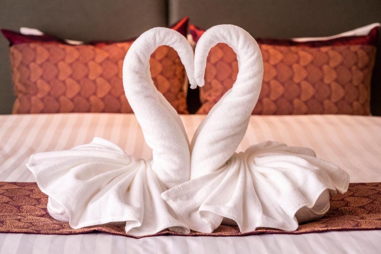 בנגקוק The Airport Courtyard Suvarnabhumi Airport מראה חיצוני תמונה Towel swans