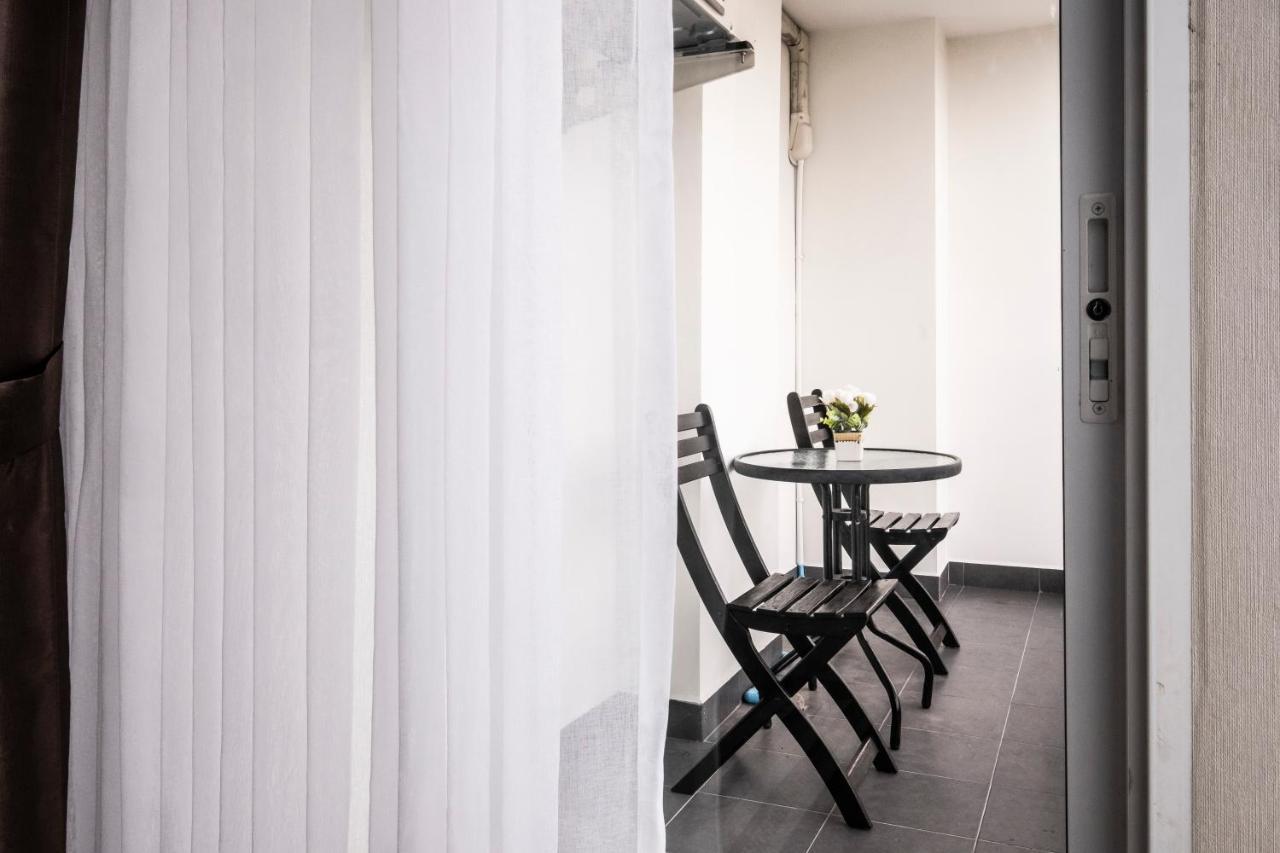 בנגקוק The Airport Courtyard Suvarnabhumi Airport מראה חיצוני תמונה A balcony in a hotel room