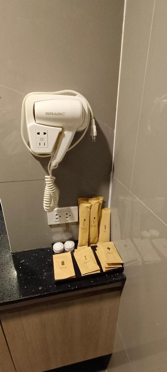 בנגקוק The Airport Courtyard Suvarnabhumi Airport מראה חיצוני תמונה A hair dryer in a hotel bathroom