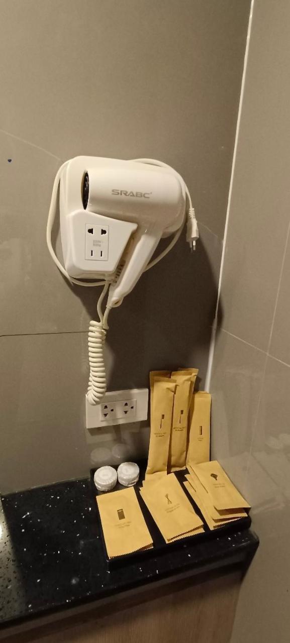 בנגקוק The Airport Courtyard Suvarnabhumi Airport מראה חיצוני תמונה A hair dryer in a hotel bathroom