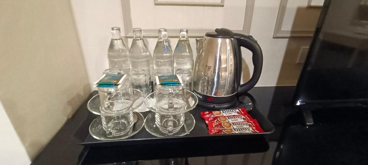 בנגקוק The Airport Courtyard Suvarnabhumi Airport מראה חיצוני תמונה Bottled water and a kettle in a hotel room